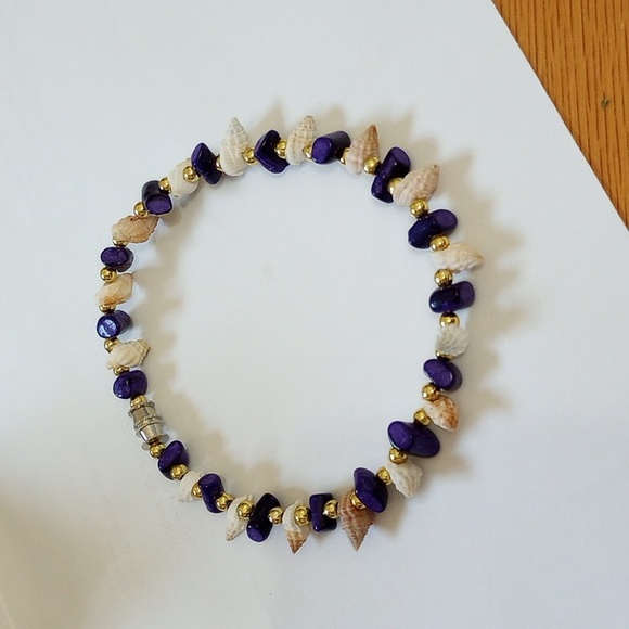Dainty natural shell and purple jade with gold tone beads bracelet. - Picture 1 of 6